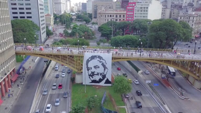 Bandeirão Lula Livre no viaduto Santa Ifigênia no centro de São Paulo por Paulo Pereira